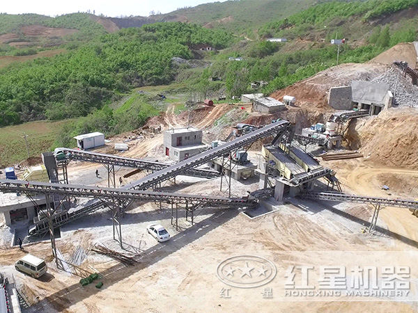 傳統(tǒng)固定式破碎機破碎現場