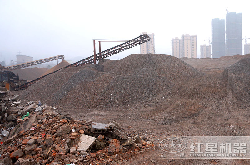 大型建筑垃圾做磚粉碎現(xiàn)場